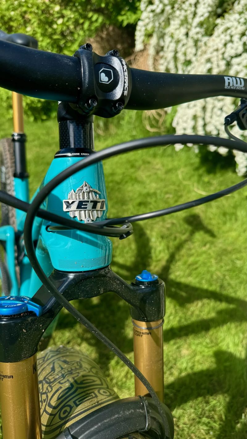 Yeti SB115 C2 – „dream build“, TOP stav, kompletně v kashimě, minimálně jeté