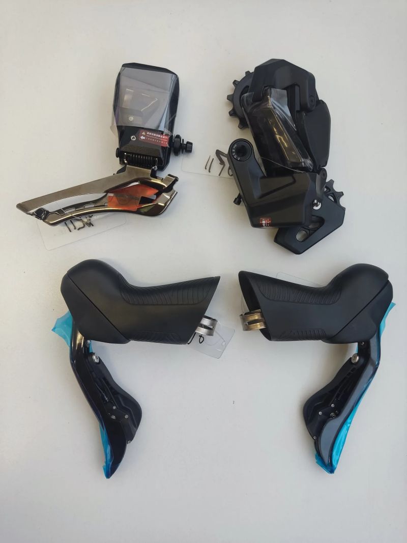 Nové elektrické silniční řazení Wheeltop RA7100 GS 2x11-13, brzdové třmeny