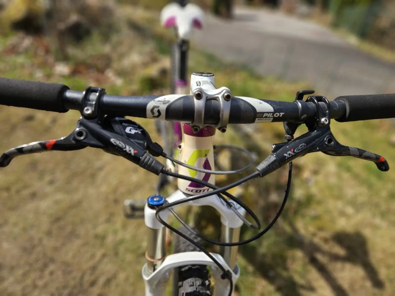 Závodní karbonový Scott 9,8kg