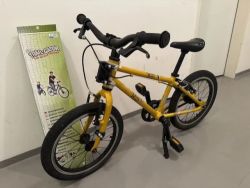 Dětské kolo Bungi Bungi Lite 16 Singlespeed, pouze 5,7 kg, převod řemenem + tažná tyč trailor gator