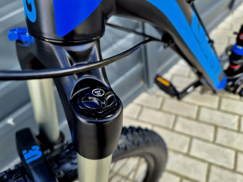 (69)Celoodpružené kolo Giant Air 27,5"