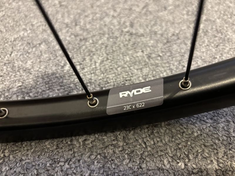 Zapletené gravel kola - Ráfky Ryde / náboje Shimano RS470