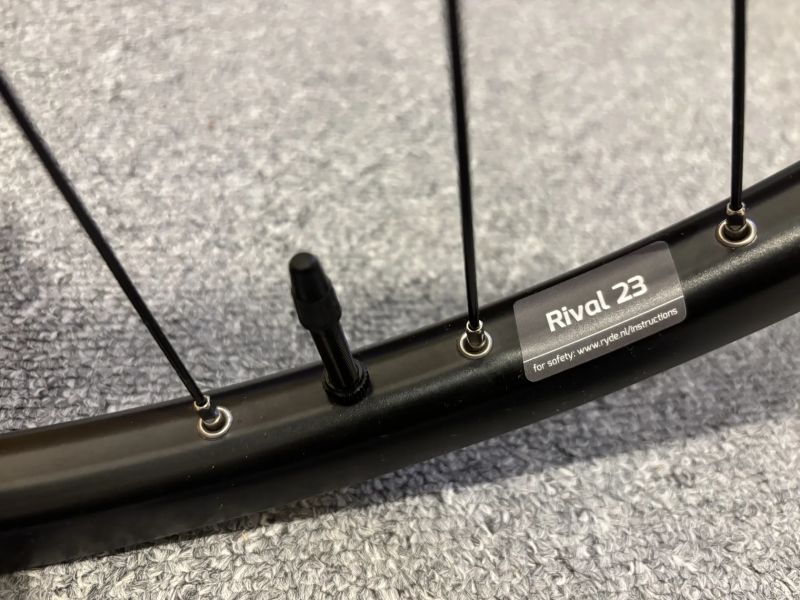 Zapletené gravel kola - Ráfky Ryde / náboje Shimano RS470