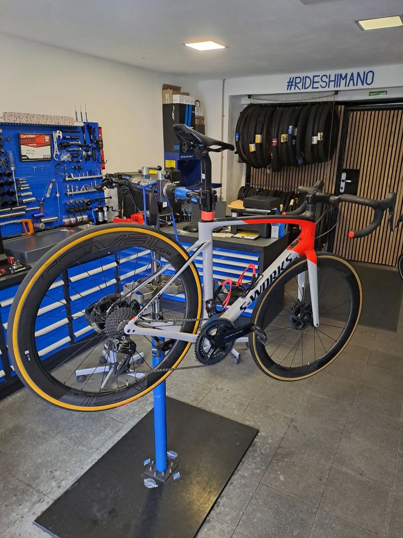 V TOP stavu s malým nájezdem Specialized S-Works Roubaix / 2x11 Dura Ace Di2 / karbonová kola Roval