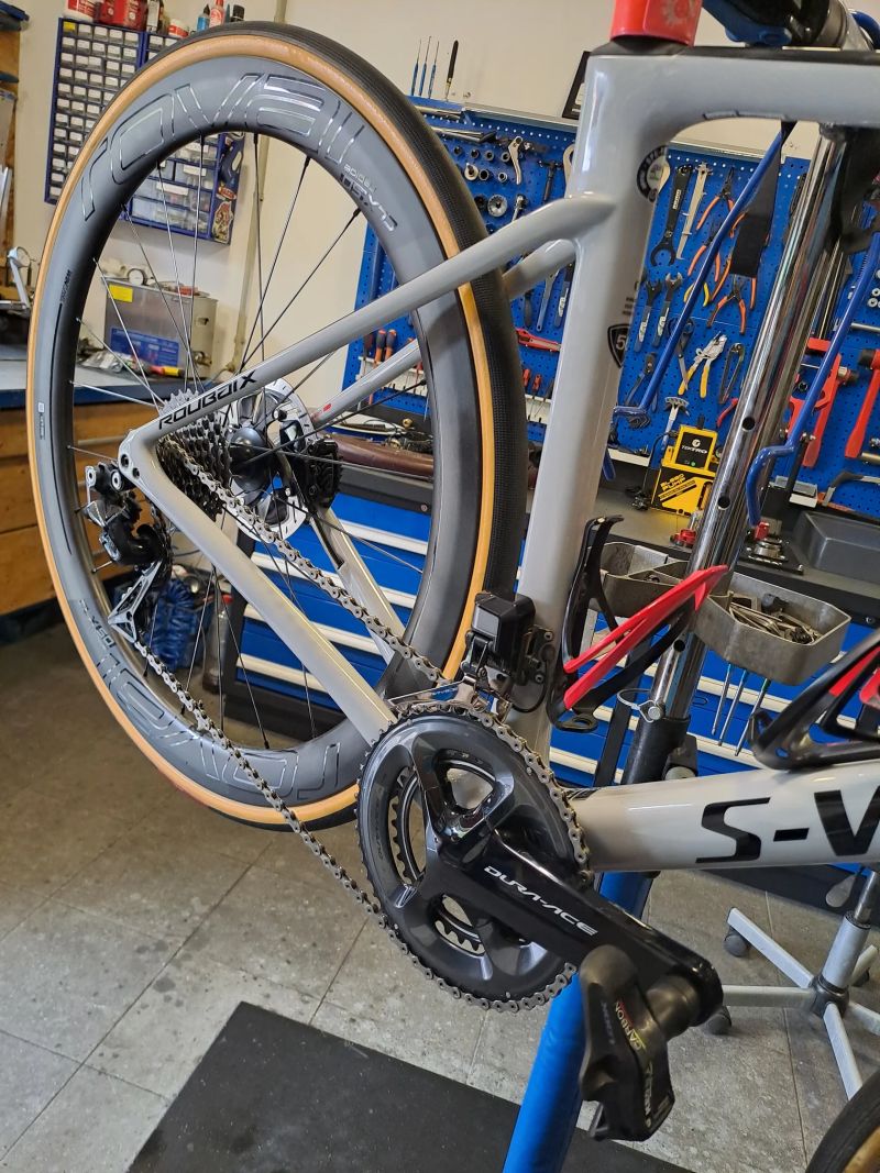 V TOP stavu s malým nájezdem Specialized S-Works Roubaix / 2x11 Dura Ace Di2 / karbonová kola Roval