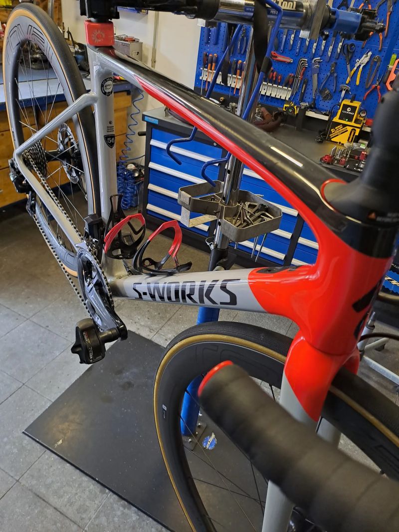 V TOP stavu s malým nájezdem Specialized S-Works Roubaix / 2x11 Dura Ace Di2 / karbonová kola Roval