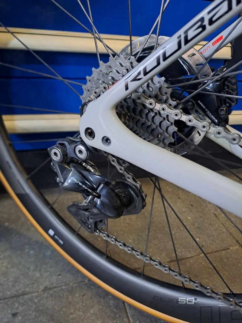 V TOP stavu s malým nájezdem Specialized S-Works Roubaix / 2x11 Dura Ace Di2 / karbonová kola Roval