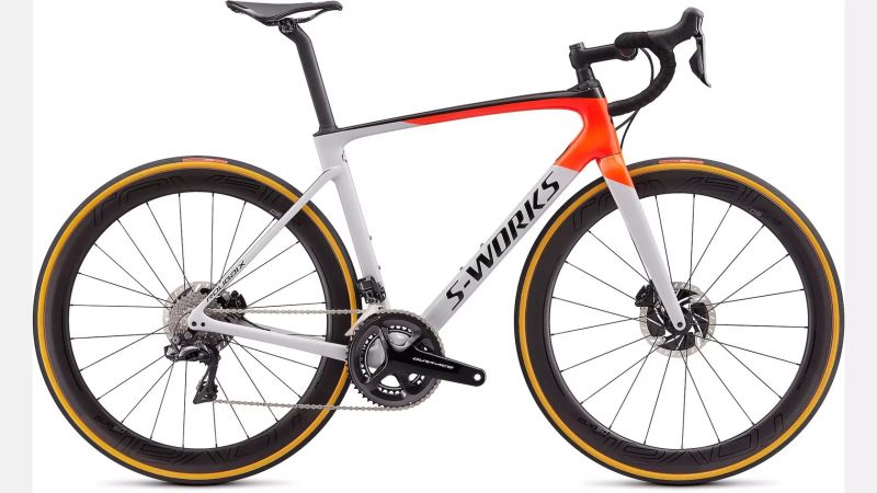 V TOP stavu s malým nájezdem Specialized S-Works Roubaix / 2x11 Dura Ace Di2 / karbonová kola Roval
