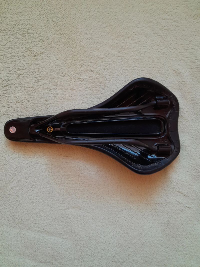 2 ks Bontrager Arvada Pro a Elite, 270x138 mm, karbonové ližiny, jako nové