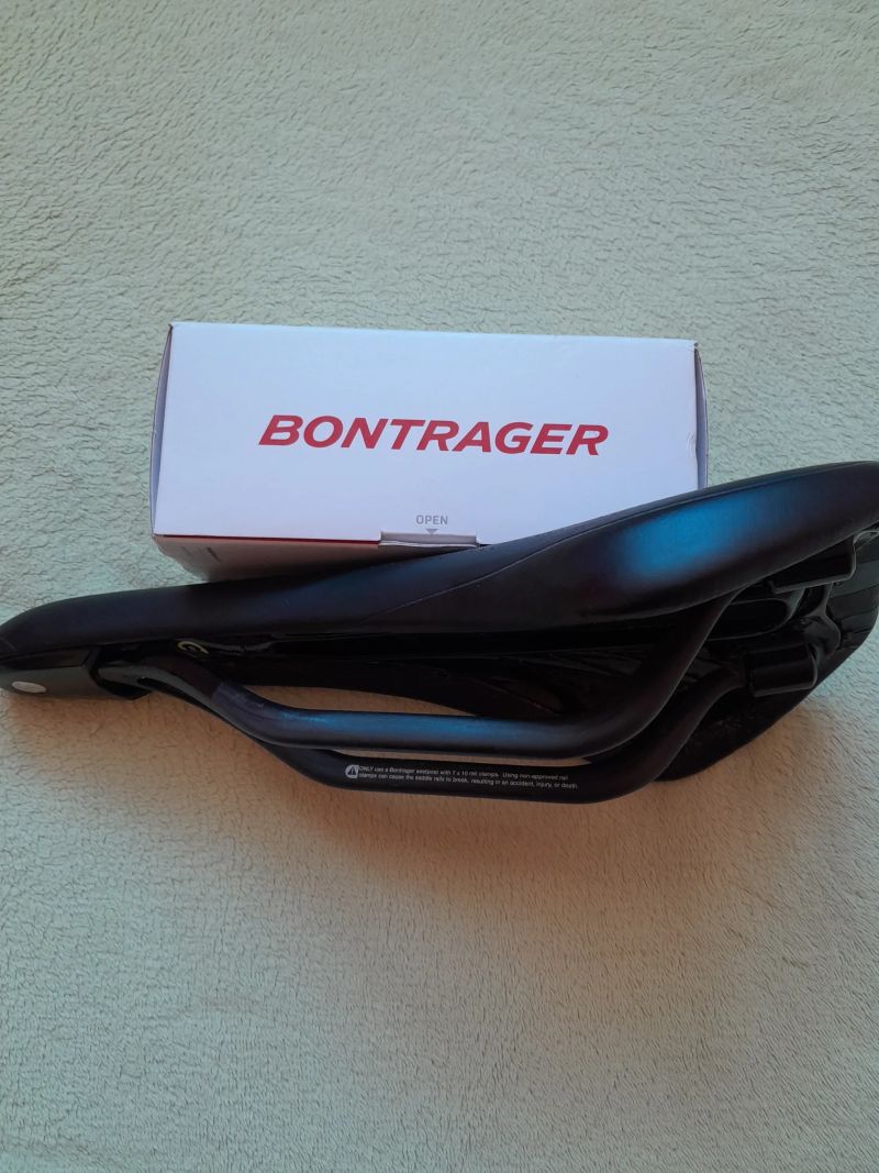 2 ks Bontrager Arvada Pro a Elite, 270x138 mm, karbonové ližiny, jako nové