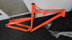 Odpružený hliníkový XC rám pro 29 