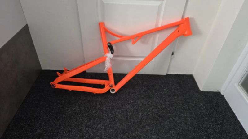 Odpružený hliníkový XC rám pro 29 