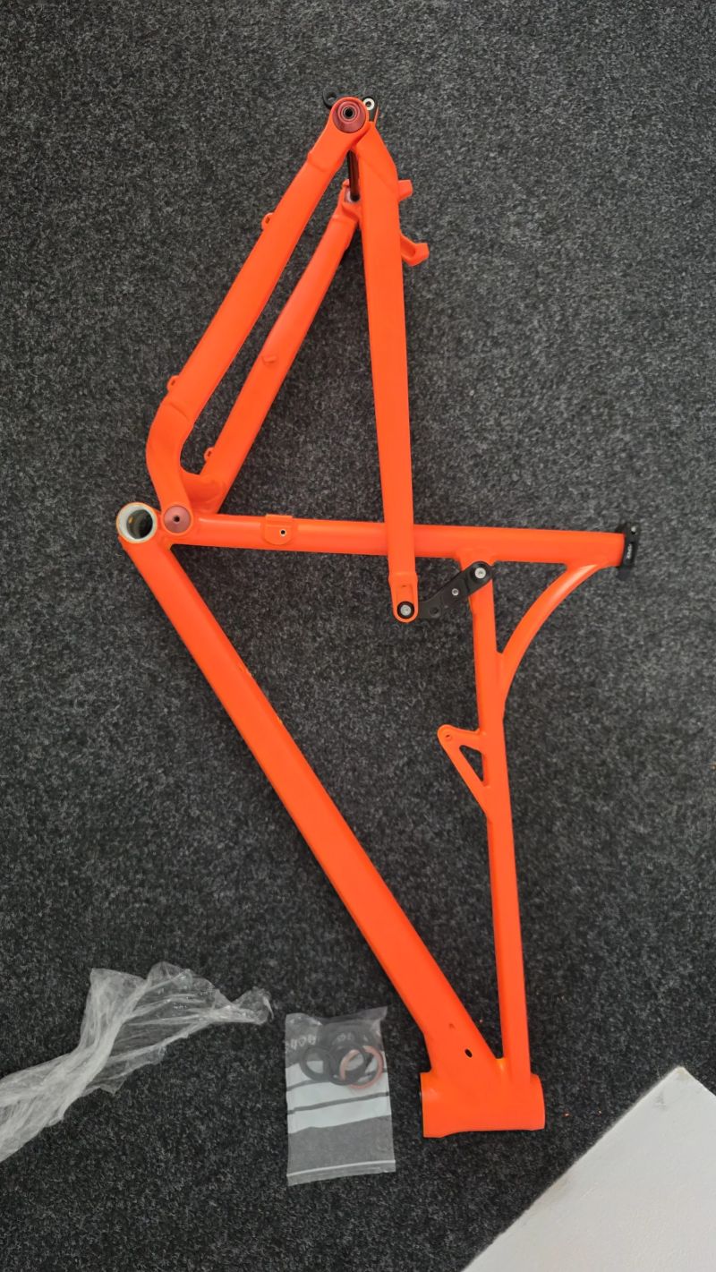 Odpružený hliníkový XC rám pro 29 