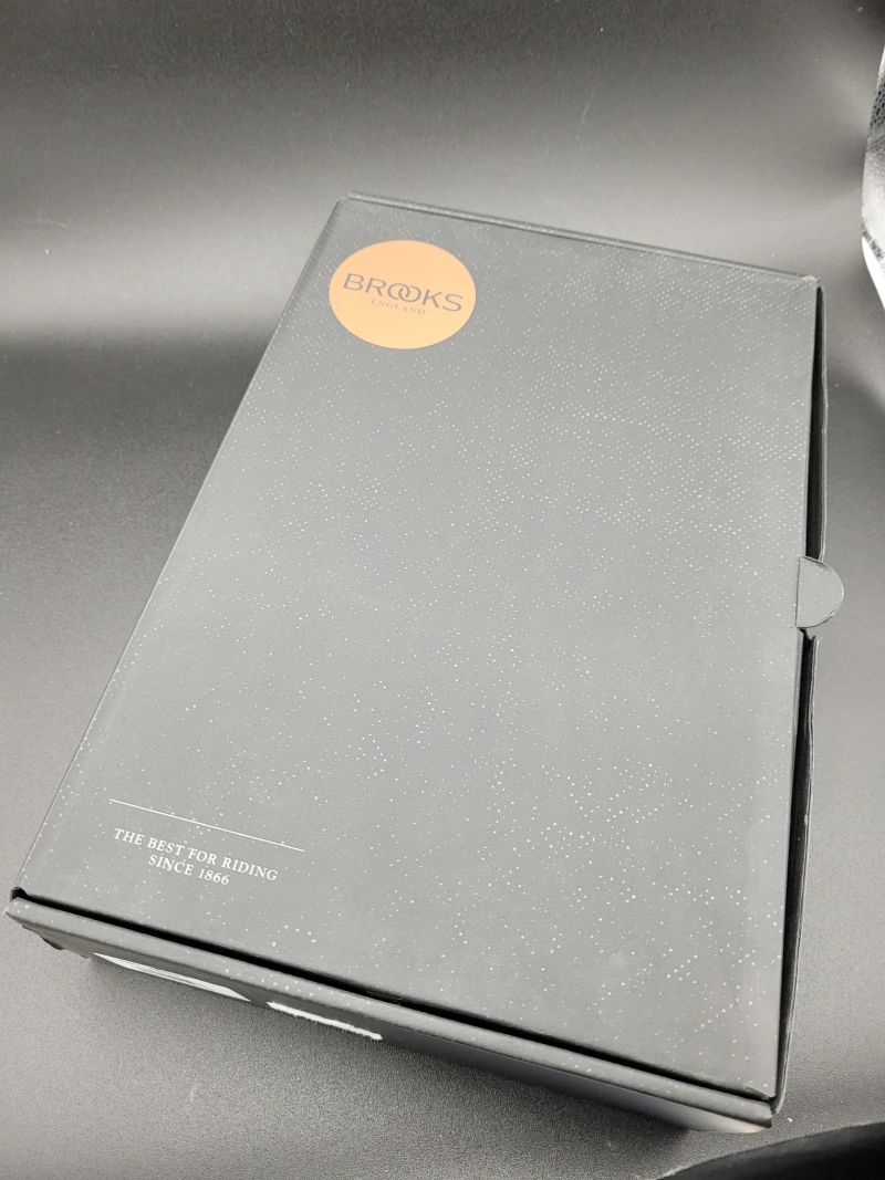 Sedlo Brooks Cambium C17 All Weather, červená barva, nové