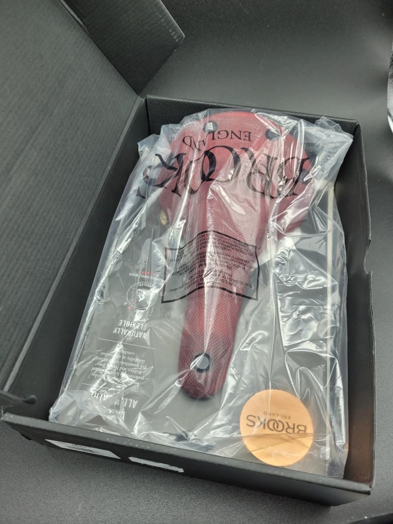 Sedlo Brooks Cambium C17 All Weather, červená barva, nové