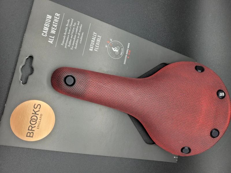 Sedlo Brooks Cambium C17 All Weather, červená barva, nové