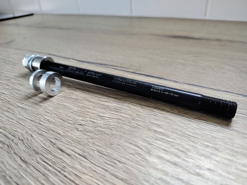 Pevná osa k vozíku Thule 12x142 mm (160-172 mm)