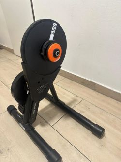 trenažér Van Rysel D100 s „Zwift Cog and Click“