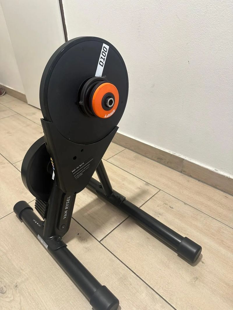 trenažér Van Rysel D100 s „Zwift Cog and Click“