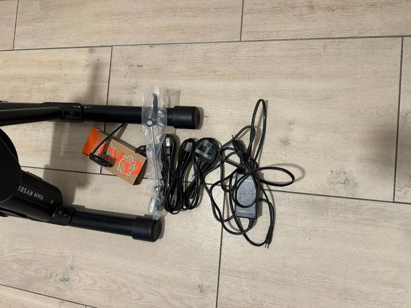 trenažér Van Rysel D100 s „Zwift Cog and Click“