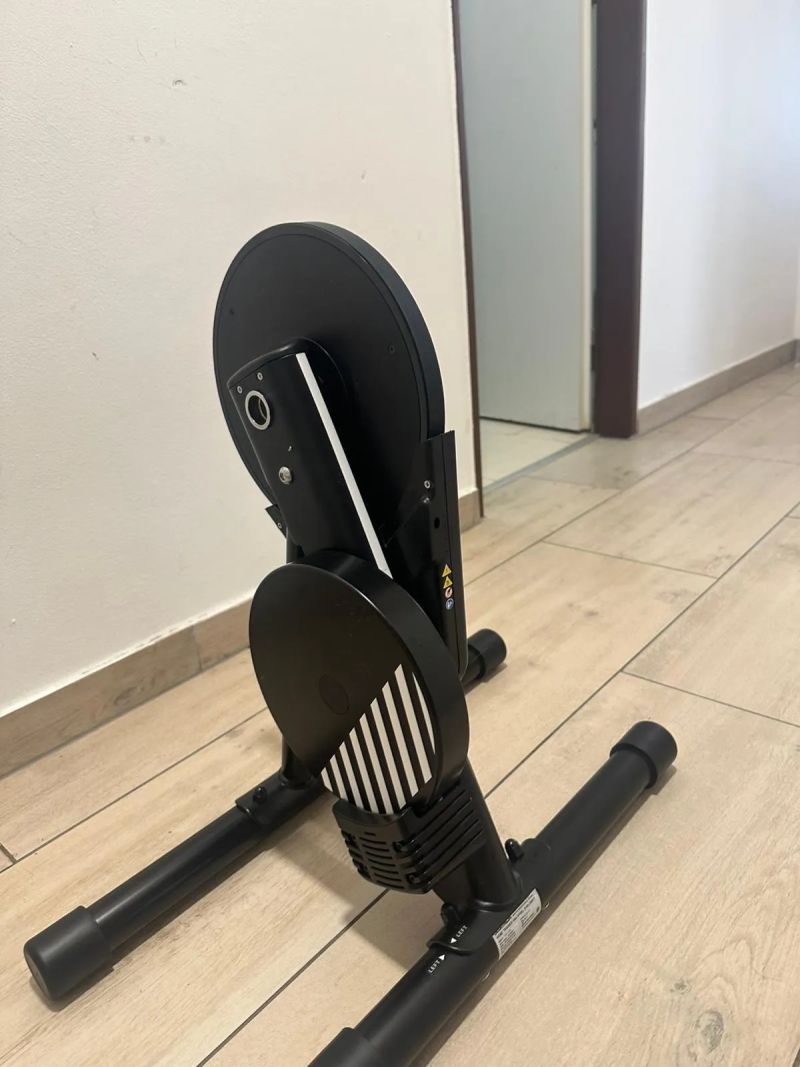 trenažér Van Rysel D100 s „Zwift Cog and Click“