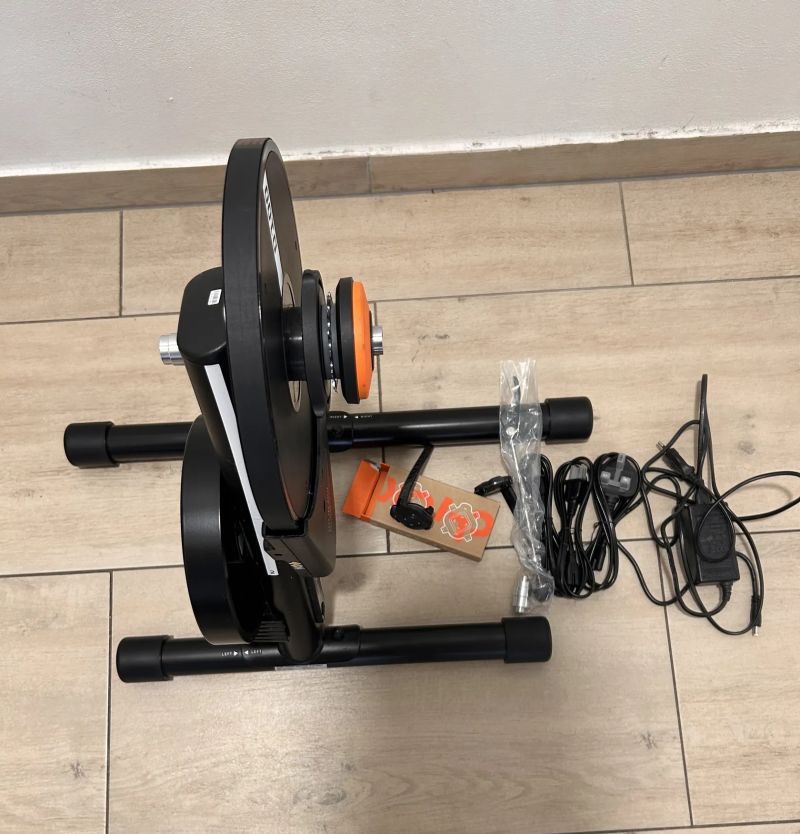 trenažér Van Rysel D100 s „Zwift Cog and Click“