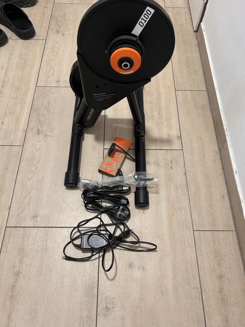 trenažér Van Rysel D100 s „Zwift Cog and Click“