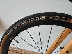 CHALLENGE plášť STRADA BIANCA RACE TLR 700x40 černá/hnědá - zánovní - cena za 2 ks