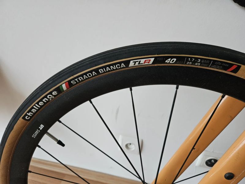 CHALLENGE plášť STRADA BIANCA RACE TLR 700x40 černá/hnědá - zánovní - cena za 2 ks