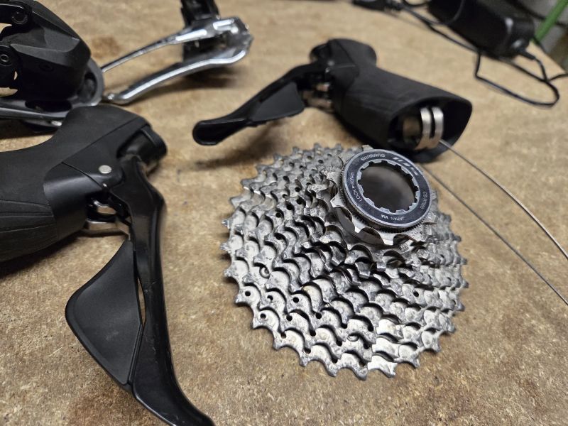 Sada Shimano 105 (2x11) – páky, měniče, kazeta