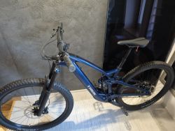 Špičkové, nikdy nejeté elektro TREK Fuel EXe 9.7, 0 km, koupeno Staněk Turnov, vystaveno v kanceláři