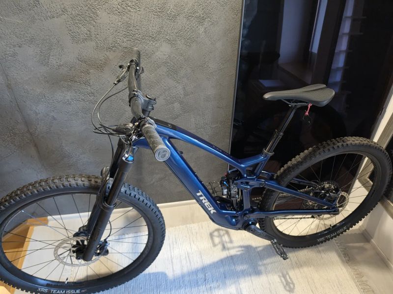 Špičkové, nikdy nejeté elektro TREK Fuel EXe 9.7, 0 km, koupeno Staněk Turnov, vystaveno v kanceláři