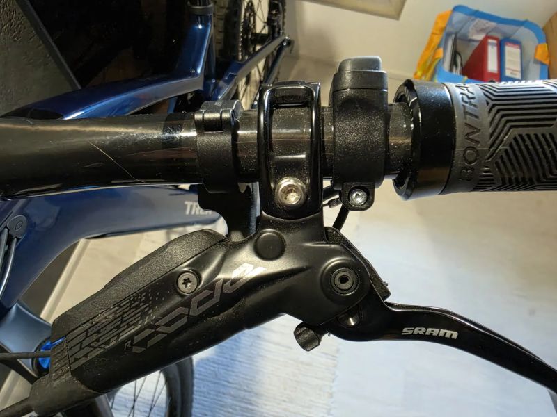 Špičkové, nikdy nejeté elektro TREK Fuel EXe 9.7, 0 km, koupeno Staněk Turnov, vystaveno v kanceláři