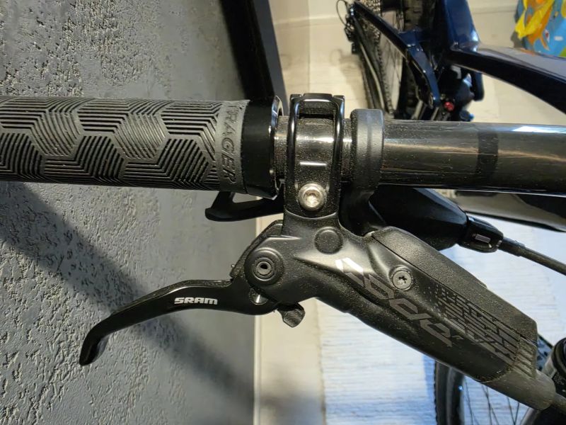 Špičkové, nikdy nejeté elektro TREK Fuel EXe 9.7, 0 km, koupeno Staněk Turnov, vystaveno v kanceláři