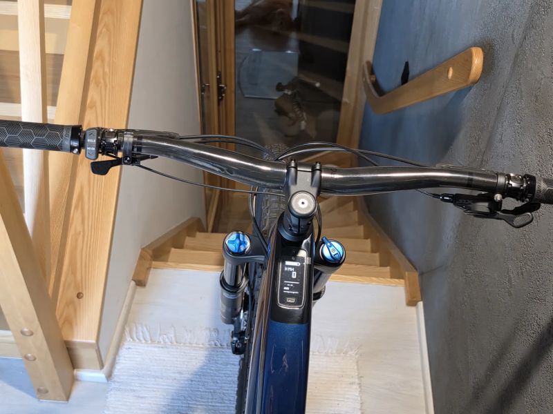 Špičkové, nikdy nejeté elektro TREK Fuel EXe 9.7, 0 km, koupeno Staněk Turnov, vystaveno v kanceláři