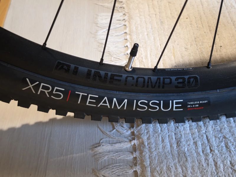 Špičkové, nikdy nejeté elektro TREK Fuel EXe 9.7, 0 km, koupeno Staněk Turnov, vystaveno v kanceláři