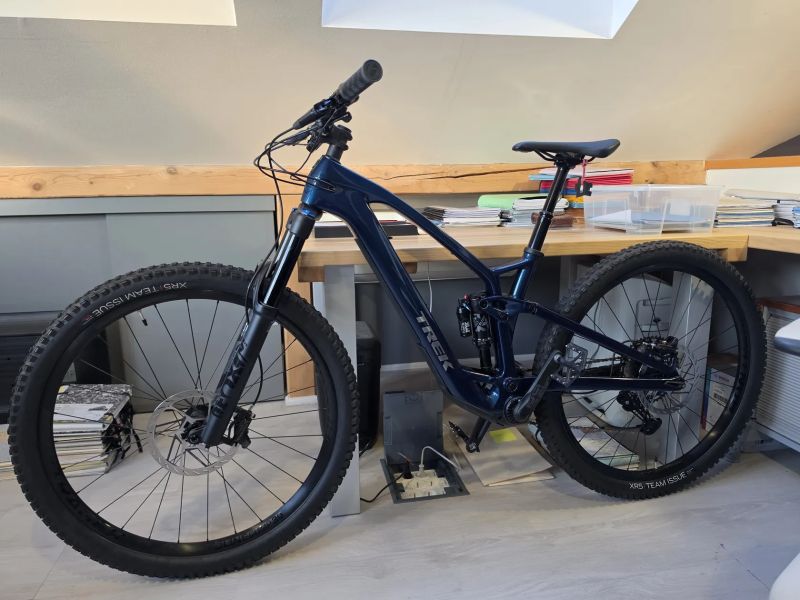 Špičkové, nikdy nejeté elektro TREK Fuel EXe 9.7, 0 km, koupeno Staněk Turnov, vystaveno v kanceláři