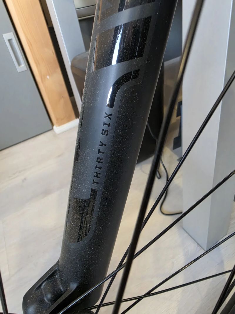 Špičkové, nikdy nejeté elektro TREK Fuel EXe 9.7, 0 km, koupeno Staněk Turnov, vystaveno v kanceláři