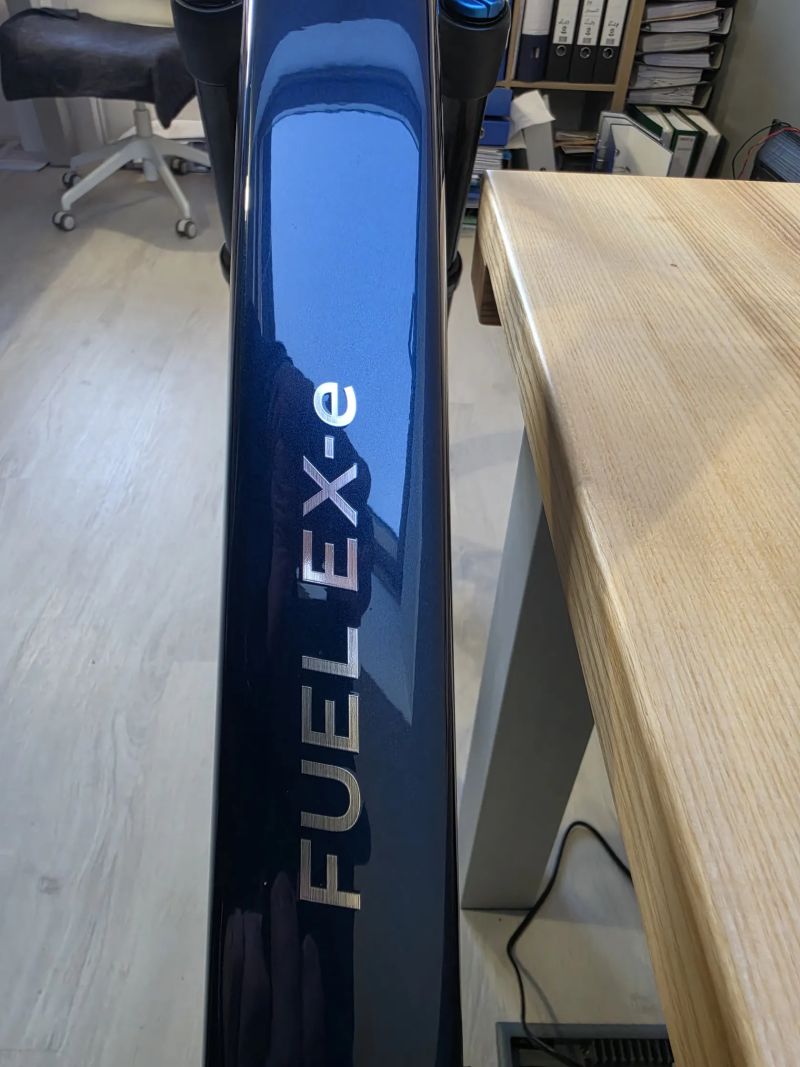 Špičkové, nikdy nejeté elektro TREK Fuel EXe 9.7, 0 km, koupeno Staněk Turnov, vystaveno v kanceláři