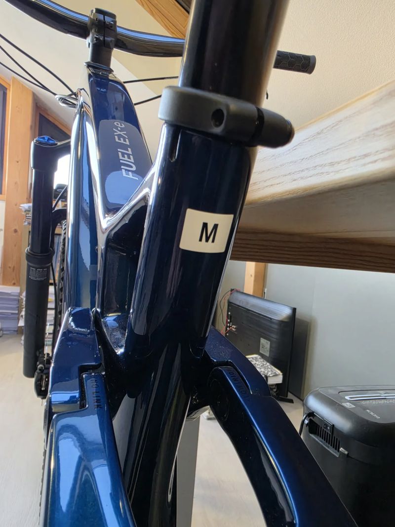 Špičkové, nikdy nejeté elektro TREK Fuel EXe 9.7, 0 km, koupeno Staněk Turnov, vystaveno v kanceláři