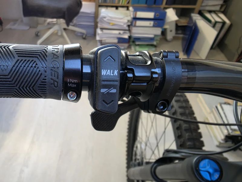 Špičkové, nikdy nejeté elektro TREK Fuel EXe 9.7, 0 km, koupeno Staněk Turnov, vystaveno v kanceláři