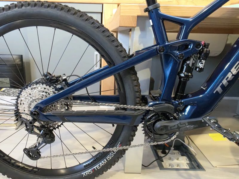 Špičkové, nikdy nejeté elektro TREK Fuel EXe 9.7, 0 km, koupeno Staněk Turnov, vystaveno v kanceláři