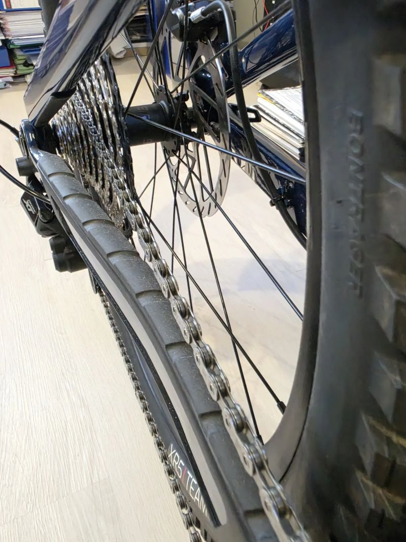 Špičkové, nikdy nejeté elektro TREK Fuel EXe 9.7, 0 km, koupeno Staněk Turnov, vystaveno v kanceláři