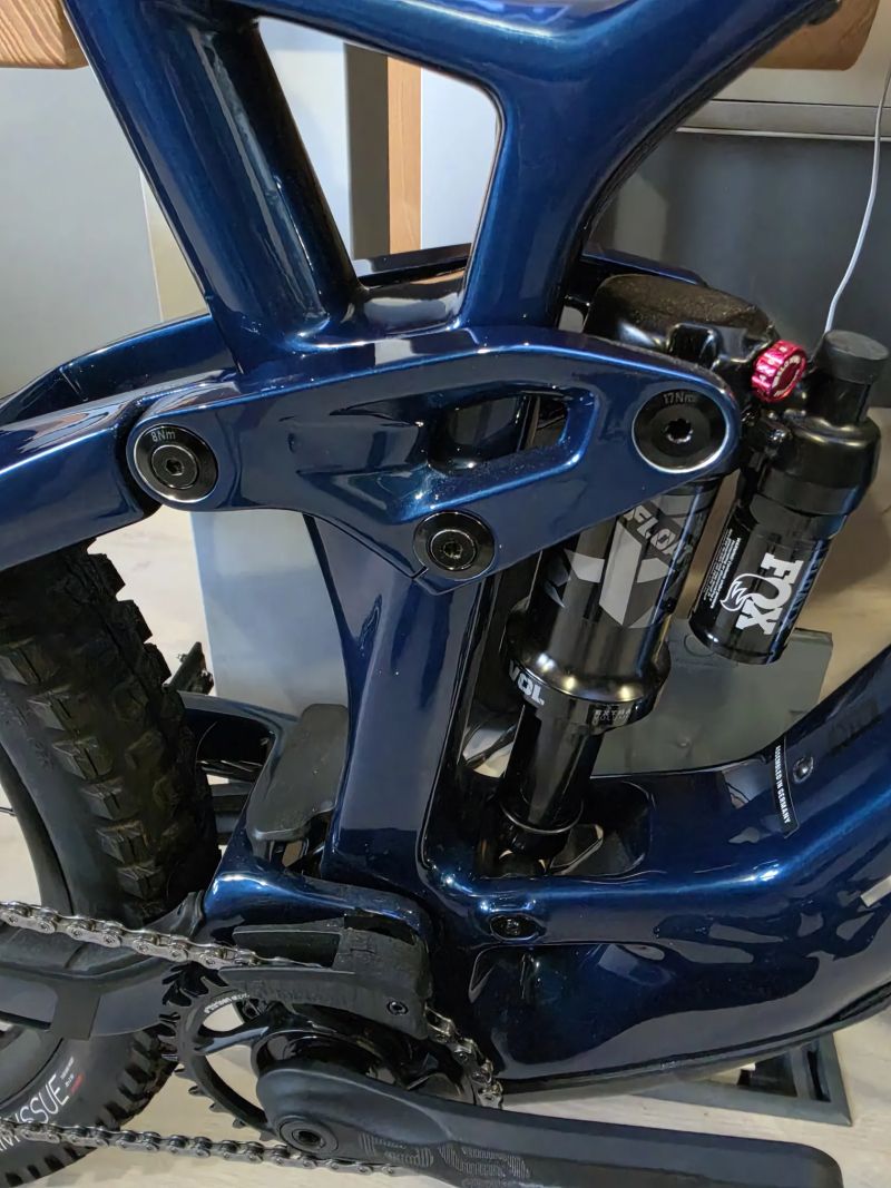 Špičkové, nikdy nejeté elektro TREK Fuel EXe 9.7, 0 km, koupeno Staněk Turnov, vystaveno v kanceláři