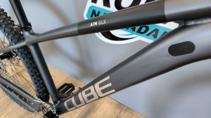 Cube Aim 27 1x11 grafitová S 2026