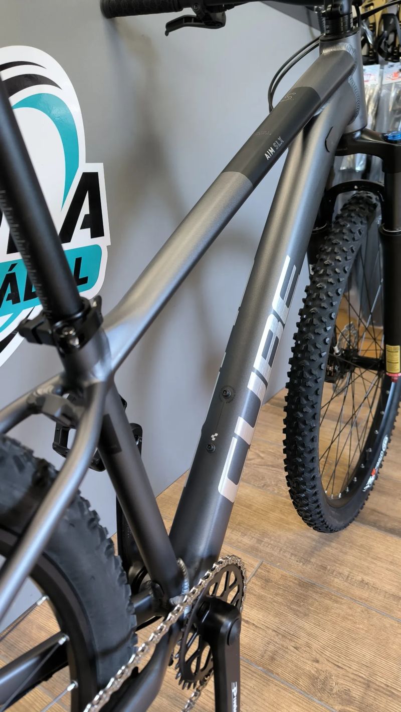 Cube Aim 27 1x11 grafitová S 2026
