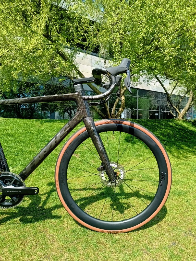 Time ADHX Gloss Carbon M + bike fit, možnost konfigurace