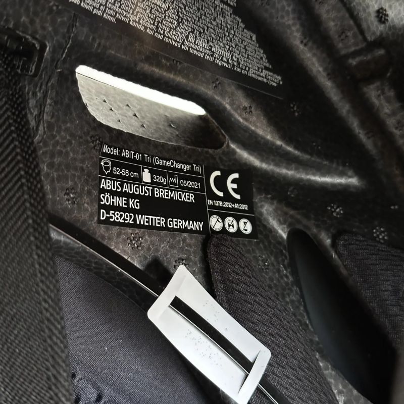 Abus Gamechanger TRI Shina Black velikost Medium