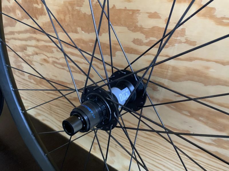 Enduro/FR-29 Boost-DT Swiss FR 541, naba predni DT 350, zadni nová DT 370 Ratchet 36, Sapim draty 