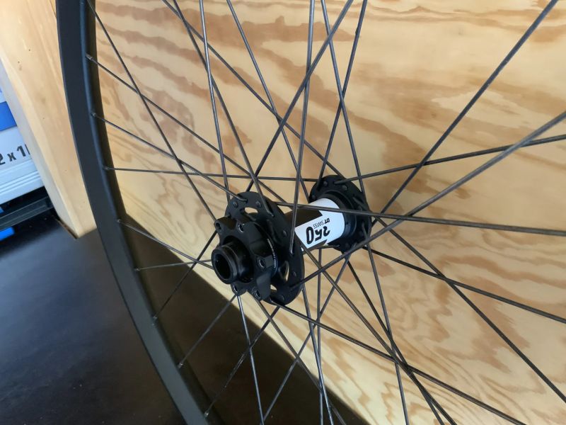 Enduro/FR-29 Boost-DT Swiss FR 541, naba predni DT 350, zadni nová DT 370 Ratchet 36, Sapim draty 